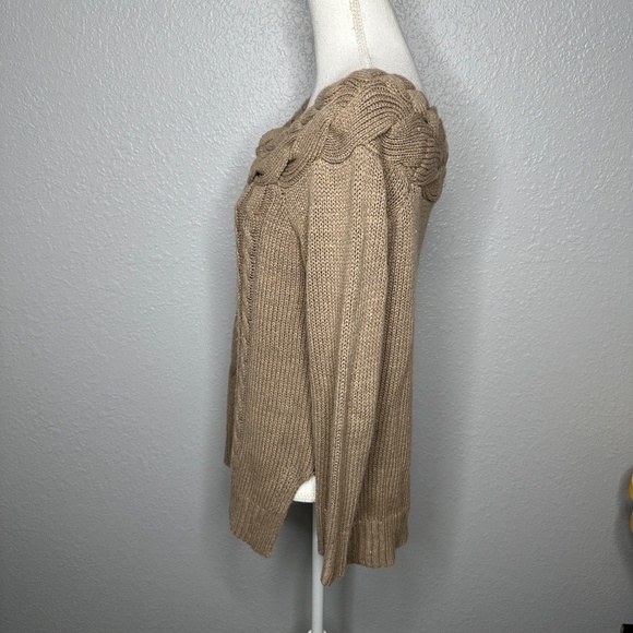 Brown sweater with plait design‎ on top around shoulders - Picture 2 of 8